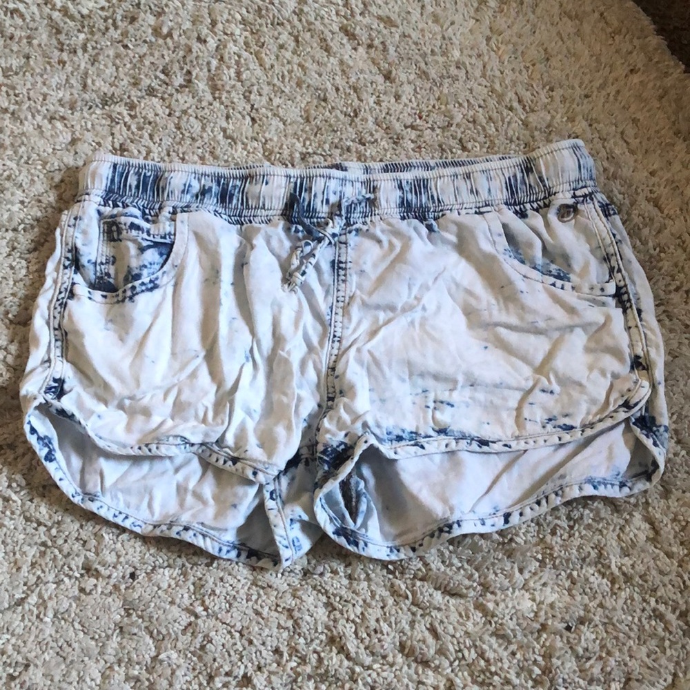 Soft lightweight pocket shorts
